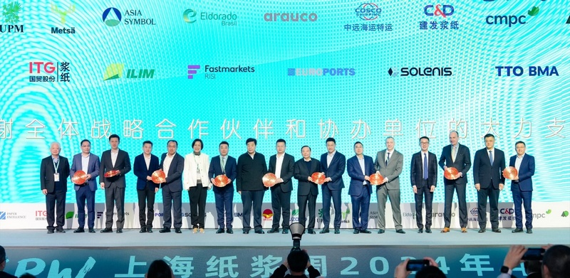 一群人在台上演讲 中度可信度描述已自动生成